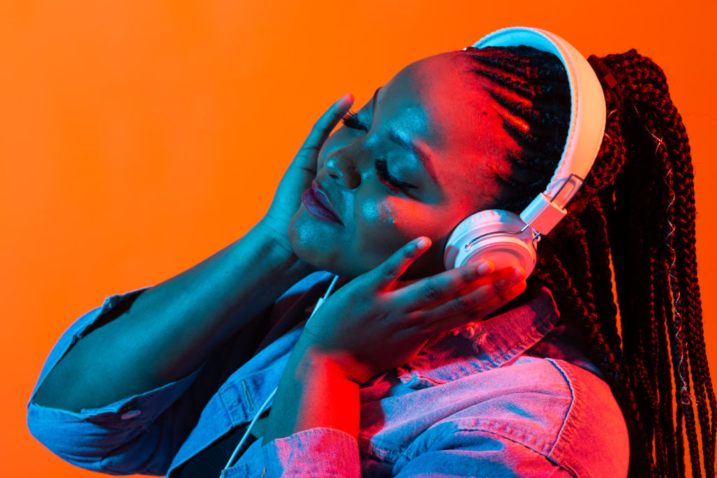 Jeune femme afro qui écoute de la musique
